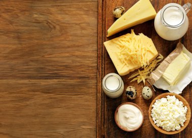 Ahşap bir masada çeşitli süt ürünleri, köy tarzı.