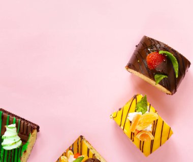 Tatlı tatlılar pembe arka planda