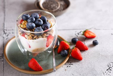 Puding chia tohum ve taze çilek ile