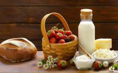 Ahşap bir masada çeşitli süt ürünleri, köy tarzı.