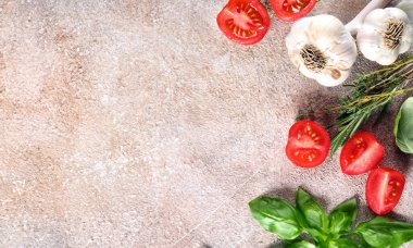 Doğal organik gıda arka plan domatesler sarımsak ve aromatik otlar.