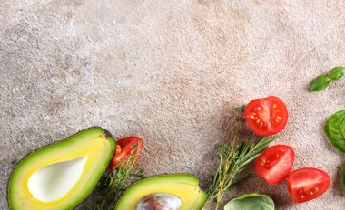 Doğal organik gıda arka plan domatesler sarımsak ve aromatik otlar.