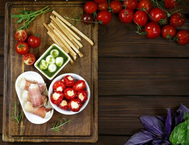 Şarap için jambon ve peynir aperatifleri