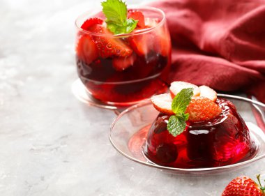 Sağlıklı yemek için tatlı meyveli jöle.