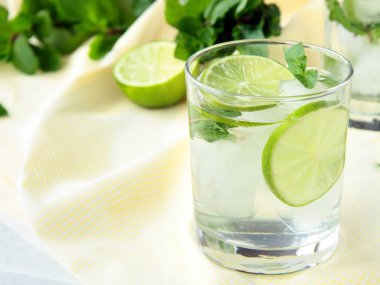 ferahlatıcı mojito naneli ve limonlu içecek