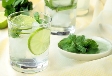 ferahlatıcı mojito naneli ve limonlu içecek