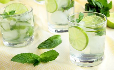 ferahlatıcı mojito naneli ve limonlu içecek