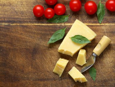 sert parmesan peyniri bloğu ahşap masada