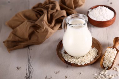 Alternatif bitki sütü sağlıklı yemek