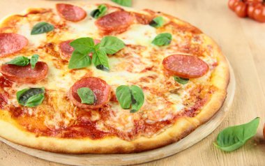 Domates ve fesleğenli taze, lezzetli pizza.