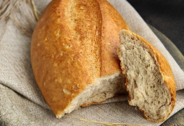 Tahta üzerinde ev yapımı tartin ekmeği.