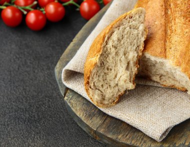 Tahta üzerinde ev yapımı tartin ekmeği.