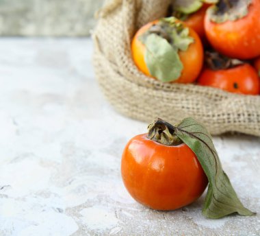 Ahşap masada organik hurma ağacı meyvesi