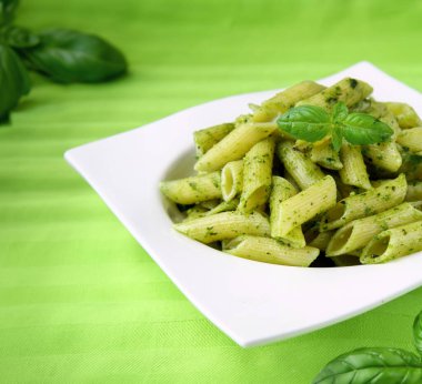 Pesto ve fesleğenli makarna