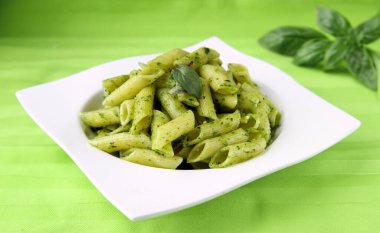 Pesto ve fesleğenli makarna
