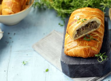 puf böreği pasta etli bir ahşap tahta
