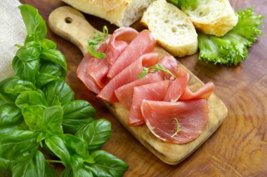 bir ahşap tahta üzerinde domuz jambon füme