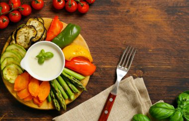 Tahtaya yoğurt soslu sebzeler.