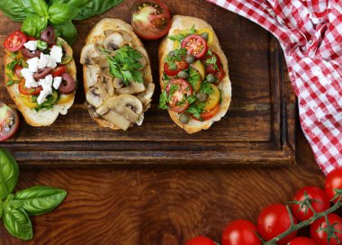 Domatesli, mantarlı ve peynirli bruschetta.