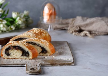 Sünger dürümü ve ev yapımı tatlı.