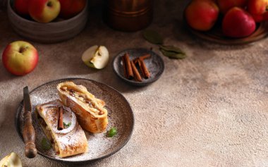 Tarçınlı elmalı turta.