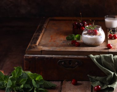 Kahvaltı müsli yoğurt ve taze böğürtlen.