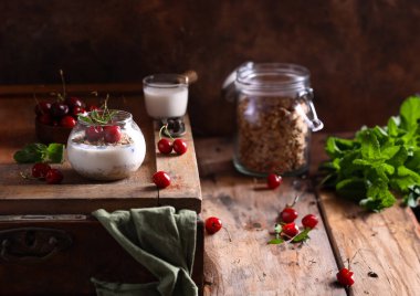Kahvaltı müsli yoğurt ve taze böğürtlen.