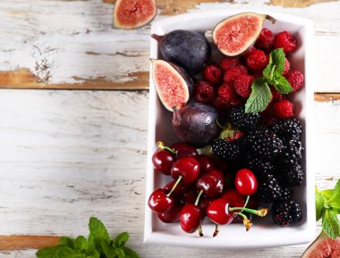 Sağlıklı beslenmek için çeşitli organik taze böğürtlenler.