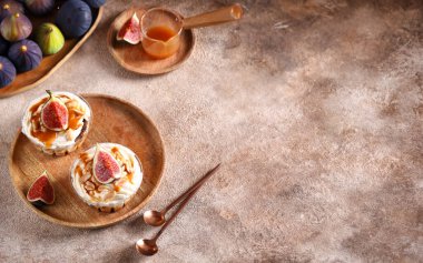 Kremalı ve taze incirli tatlı parfe.