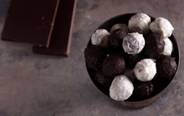 Tatlı ve ikramlar için yuvarlak çikolatalı şekerler.