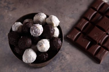 Tatlı ve ikramlar için yuvarlak çikolatalı şekerler.