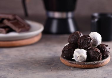 Tatlı ve ikramlar için yuvarlak çikolatalı şekerler.