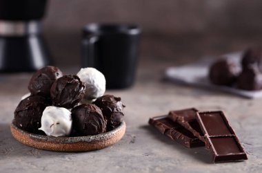 Tatlı ve ikramlar için yuvarlak çikolatalı şekerler.