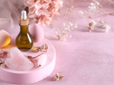Guasha masaj aletleri ve aroma yağları, spa konsepti
