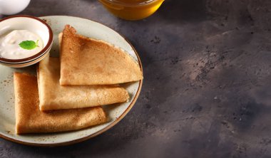 Ekşi kremalı geleneksel ince krep.