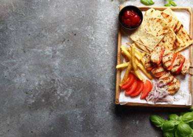 Patates ve soslu et yemeği kebabı