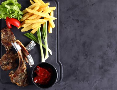 Patates ve soslu et yemeği kebabı