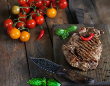 organik et ızgara pirzola ve baharatlı biftek.