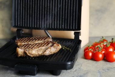 organik et ızgara pirzola ve baharatlı biftek.