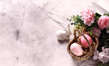 Paskalya kompozisyonu laleler ve güzel yumurtalar