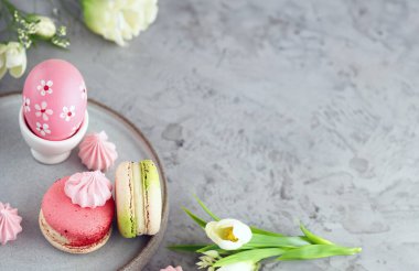 Paskalya kompozisyonu laleler ve güzel yumurtalar