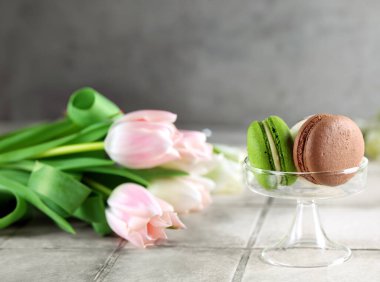 Paskalya kompozisyonu laleler ve güzel yumurtalar