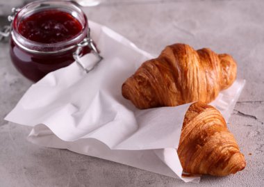 Kruvasan ve kahve geleneksel Avrupa kahvaltısı