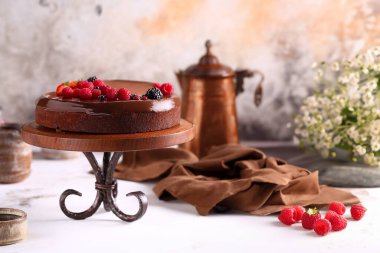 Böğürtlenli ve kremalı pasta