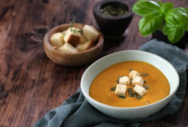 Kabak kremalı çorba ve kızarmış ekmek.