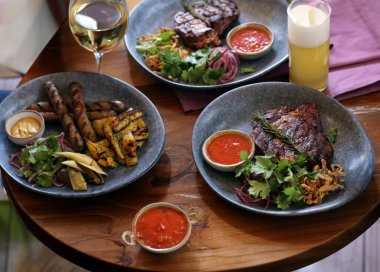 En iyi arkadaş manzarası biftek ve salatayla öğle yemeği