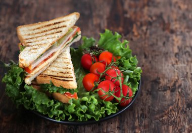 Öğle yemeğinde salatalı sandviç.