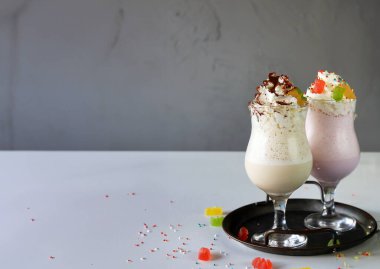Bardakta kremalı milkshake.