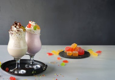 Bardakta kremalı milkshake.