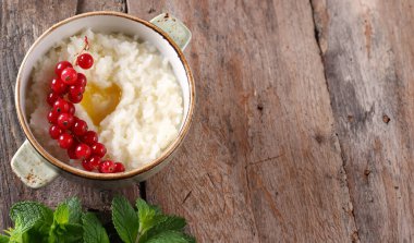 Kahvaltıda sağlıklı yulaf lapası ve böğürtlen yemek.